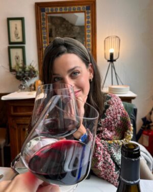 Clara Alvarado Instagram - La lluvia nos ha dado una mini tregua y es que Trujillo nunca defrauda 🎨 🏰🍷🌼

Confieso que es mi pueblo favorito de España, ¿cuál es el vuestro?

Recomendaciones para visitar próximamente?!
Estoy atenta 📝☺️