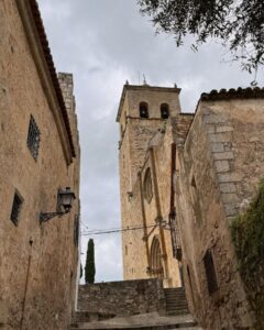 Clara Alvarado Instagram - La lluvia nos ha dado una mini tregua y es que Trujillo nunca defrauda 🎨 🏰🍷🌼 Confieso que es mi pueblo favorito de España, ¿cuál es el vuestro? Recomendaciones para visitar próximamente?! Estoy atenta 📝☺️