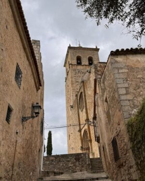 Clara Alvarado Instagram - La lluvia nos ha dado una mini tregua y es que Trujillo nunca defrauda 🎨 🏰🍷🌼

Confieso que es mi pueblo favorito de España, ¿cuál es el vuestro?

Recomendaciones para visitar próximamente?!
Estoy atenta 📝☺️