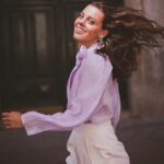 Clara Alvarado Instagram – let’s move, welcome marzo 🌾🪻

curioso elemento el tiempo, a veces pasa tan rápido y otras… en fin, es curioso. Echo la vista atrás y ha pasado mucho, otras veces, ha pasado poco. Me hago preguntas y todas me terminan llevando al momento presente, porque quizá sea ese el tiempo que importe, la conciencia del ahora, la riqueza de saber que aún tenemos tiempo, sin prisas, sin pausas, sin pasar las cosas por encima. Abre los ojos. Respira. Ahora. 

🎶 tremendo tema hablando justamente de esto ha sacado @delgado_musica 

📸 @cebarral 
🧥 @marinagundz