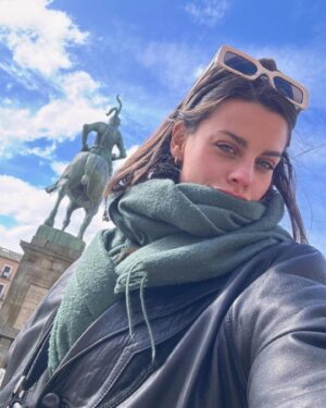 Clara Alvarado Instagram - La lluvia nos ha dado una mini tregua y es que Trujillo nunca defrauda 🎨 🏰🍷🌼

Confieso que es mi pueblo favorito de España, ¿cuál es el vuestro?

Recomendaciones para visitar próximamente?!
Estoy atenta 📝☺️