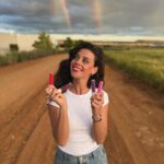 Clara Alvarado Instagram – Aquí están los nuevos labiales de @farmasiespana 🌺 con una gama de colores preciosos y únicos, tan bonitos como todas las floressss que ya sabéis que me encantan.

Y pintarme los labios de vez en cuando, pues también! 
 #farmasi #comingsoon