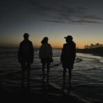 Clara Alvarado Instagram – Lately in Uruguay 🌞🇺🇾
Atesoro muchos momentos de estos días por el paisito, recuerdos imborrables, lugares preciosos y personas amuleto. 

1. Atardecer en la rambla visto desde La Virgilio.
2. El rodaje se lleva mejor con un alfajor de maizena.
3. Mi refugio para leer, estudiar y tomar café rico: @la_madriguera_cafe 
4. Mi nueva mejor amiga: la Bertolt (estoy conviviendo con 7 gatos maravillosos) pero ella me ha robado el cora. 
5. Cuando el tiempo se para con ellas, mis hermanas aquí. 
6. Un paseo por la Ciudad Vieja y uno de los edificios más emblemáticos de Montevideo, el palacio Salvo.
7. Un poco de mimos y una luz que me hipnotizó
8. Más con ellas 🤍 os quiero mucho chicas. 
9. Una nueva mirada. Viajar te da eso, pero viajar y trabajar en otro país, con otra cultura y costumbres te da siempre más. Y yo que lo recibo con tanto cariño y amor. 
10. Sentirte en casa.

Tengo mil momentos grabados, fotos que guardo en mi carrete y otras mil en mi memoria. Empiezo a despedirme de Uruguay y todo lo que me ha dado. Simplemente gracias a todas las personas que os habéis cruzado en este camino. Me habéis hecho mucho bien, espero y deseo que haya sido algo mutuo y yo a vosotros también 🩵 vamo’ arriba!