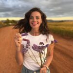 Clara Alvarado Instagram – Aquí están los nuevos labiales de @farmasiespana 🌺 con una gama de colores preciosos y únicos, tan bonitos como todas las floressss que ya sabéis que me encantan.

Y pintarme los labios de vez en cuando, pues también! 
 #farmasi #comingsoon