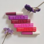 Clara Alvarado Instagram – Aquí están los nuevos labiales de @farmasiespana 🌺 con una gama de colores preciosos y únicos, tan bonitos como todas las floressss que ya sabéis que me encantan.

Y pintarme los labios de vez en cuando, pues también! 
 #farmasi #comingsoon