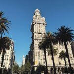 Clara Alvarado Instagram - Lately in Uruguay 🌞🇺🇾 Atesoro muchos momentos de estos días por el paisito, recuerdos imborrables, lugares preciosos y personas amuleto. 1. Atardecer en la rambla visto desde La Virgilio. 2. El rodaje se lleva mejor con un alfajor de maizena. 3. Mi refugio para leer, estudiar y tomar café rico: @la_madriguera_cafe 4. Mi nueva mejor amiga: la Bertolt (estoy conviviendo con 7 gatos maravillosos) pero ella me ha robado el cora. 5. Cuando el tiempo se para con ellas, mis hermanas aquí. 6. Un paseo por la Ciudad Vieja y uno de los edificios más emblemáticos de Montevideo, el palacio Salvo. 7. Un poco de mimos y una luz que me hipnotizó 8. Más con ellas 🤍 os quiero mucho chicas. 9. Una nueva mirada. Viajar te da eso, pero viajar y trabajar en otro país, con otra cultura y costumbres te da siempre más. Y yo que lo recibo con tanto cariño y amor. 10. Sentirte en casa. Tengo mil momentos grabados, fotos que guardo en mi carrete y otras mil en mi memoria. Empiezo a despedirme de Uruguay y todo lo que me ha dado. Simplemente gracias a todas las personas que os habéis cruzado en este camino. Me habéis hecho mucho bien, espero y deseo que haya sido algo mutuo y yo a vosotros también 🩵 vamo’ arriba!