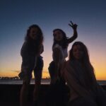 Clara Alvarado Instagram – Lately in Uruguay 🌞🇺🇾
Atesoro muchos momentos de estos días por el paisito, recuerdos imborrables, lugares preciosos y personas amuleto. 

1. Atardecer en la rambla visto desde La Virgilio.
2. El rodaje se lleva mejor con un alfajor de maizena.
3. Mi refugio para leer, estudiar y tomar café rico: @la_madriguera_cafe 
4. Mi nueva mejor amiga: la Bertolt (estoy conviviendo con 7 gatos maravillosos) pero ella me ha robado el cora. 
5. Cuando el tiempo se para con ellas, mis hermanas aquí. 
6. Un paseo por la Ciudad Vieja y uno de los edificios más emblemáticos de Montevideo, el palacio Salvo.
7. Un poco de mimos y una luz que me hipnotizó
8. Más con ellas 🤍 os quiero mucho chicas. 
9. Una nueva mirada. Viajar te da eso, pero viajar y trabajar en otro país, con otra cultura y costumbres te da siempre más. Y yo que lo recibo con tanto cariño y amor. 
10. Sentirte en casa.

Tengo mil momentos grabados, fotos que guardo en mi carrete y otras mil en mi memoria. Empiezo a despedirme de Uruguay y todo lo que me ha dado. Simplemente gracias a todas las personas que os habéis cruzado en este camino. Me habéis hecho mucho bien, espero y deseo que haya sido algo mutuo y yo a vosotros también 🩵 vamo’ arriba!