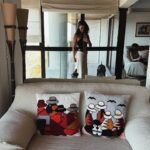 Clara Alvarado Instagram – Lately in Uruguay 🌞🇺🇾
Atesoro muchos momentos de estos días por el paisito, recuerdos imborrables, lugares preciosos y personas amuleto. 

1. Atardecer en la rambla visto desde La Virgilio.
2. El rodaje se lleva mejor con un alfajor de maizena.
3. Mi refugio para leer, estudiar y tomar café rico: @la_madriguera_cafe 
4. Mi nueva mejor amiga: la Bertolt (estoy conviviendo con 7 gatos maravillosos) pero ella me ha robado el cora. 
5. Cuando el tiempo se para con ellas, mis hermanas aquí. 
6. Un paseo por la Ciudad Vieja y uno de los edificios más emblemáticos de Montevideo, el palacio Salvo.
7. Un poco de mimos y una luz que me hipnotizó
8. Más con ellas 🤍 os quiero mucho chicas. 
9. Una nueva mirada. Viajar te da eso, pero viajar y trabajar en otro país, con otra cultura y costumbres te da siempre más. Y yo que lo recibo con tanto cariño y amor. 
10. Sentirte en casa.

Tengo mil momentos grabados, fotos que guardo en mi carrete y otras mil en mi memoria. Empiezo a despedirme de Uruguay y todo lo que me ha dado. Simplemente gracias a todas las personas que os habéis cruzado en este camino. Me habéis hecho mucho bien, espero y deseo que haya sido algo mutuo y yo a vosotros también 🩵 vamo’ arriba!