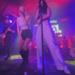 Clara Alvarado Instagram – what a weeeek 🫠🎭🤸🏼‍♂️🎶🎙️🌼☕️🎟️🛵📖🙇🏻‍♀️

Ha dado para componer una canción, ensayos   concierto con @biutibambu , un estreno de una obra nueva con dos grandes @manubaqueiro_ y @javierpereiraoficial y alguna cosilla másssss ;) 

Lo mejor de la semana? Que termina en el pueblo y voy a pasarme aquí toda la siguiente (menos el miércoles que actuamos en Monesterio!) 
Necesito un poco de calma y descanso 🌿🙏🏼 ¿qué planes tenéis vosotrxs?