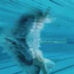 Clara Alvarado Instagram - con todos mis respetos a los profesionales de la natación (por mi cero técnica básicamente) ayer después del rodaje no pude evitar hacer esto del tirón 🤭🏊‍♀️💦 era la única manera de sacarme todo el calor del cuerpo después de grabar en una climatizada todo el día y sin meterme en el agua ni un segundo. Lo estaba deseando la verdad… Siempre he sido muy curiosa con los deportes. Practiqué atletismo unos cuantos años y hasta llegué a competir a nivel nacional y ser campeona de Extremadura en categoría infantil, cadete, juvenil y absoluta 🙃 Desde pequeña he visto los mundiales y las olimpiadas. Daba igual el deporte, siempre me enganchaba a verlo para aprender algo nuevo. Qué más puedo pedir: deporte y cine juntos, esto es un sueño. 🎶 “AGUAAAA” de mi titi bella @chanelterrero 💙 aún recuerdo cuando la escuchamos juntas en mi coche y nos emocionamos, es una canción preciosa.