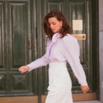 Clara Alvarado Instagram – let’s move, welcome marzo 🌾🪻

curioso elemento el tiempo, a veces pasa tan rápido y otras… en fin, es curioso. Echo la vista atrás y ha pasado mucho, otras veces, ha pasado poco. Me hago preguntas y todas me terminan llevando al momento presente, porque quizá sea ese el tiempo que importe, la conciencia del ahora, la riqueza de saber que aún tenemos tiempo, sin prisas, sin pausas, sin pasar las cosas por encima. Abre los ojos. Respira. Ahora. 

🎶 tremendo tema hablando justamente de esto ha sacado @delgado_musica 

📸 @cebarral 
🧥 @marinagundz