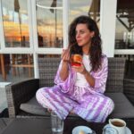 Clara Alvarado Instagram - ¿Verano en Febrero? En Uruguay, sí 🌞🇺🇾 Gracias querida @yaninapereyra01 por sacarme a pasear (como dicen aquí) por Punta del Este 🌅💛 fue un día top amiga! 👙 @dolorescortesswimwear