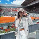 Clara Alvarado Instagram – Primera vez viendo un partido de tenis en directo 🎾🤗
 Gracias @mutuamadridopen y @jamonjoselito ;) 

Ha sido muy emocionante y he disfrutado muchísimo! Al final me voy a aficionar y todo. Tiempo al tiempo que ya he empezado con las clases 😉!!