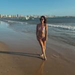 Clara Alvarado Instagram - ¿Verano en Febrero? En Uruguay, sí 🌞🇺🇾 Gracias querida @yaninapereyra01 por sacarme a pasear (como dicen aquí) por Punta del Este 🌅💛 fue un día top amiga! 👙 @dolorescortesswimwear