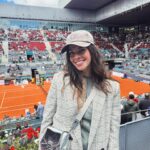 Clara Alvarado Instagram – Primera vez viendo un partido de tenis en directo 🎾🤗
 Gracias @mutuamadridopen y @jamonjoselito ;) 

Ha sido muy emocionante y he disfrutado muchísimo! Al final me voy a aficionar y todo. Tiempo al tiempo que ya he empezado con las clases 😉!!