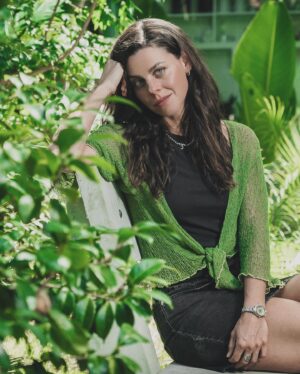 Clara Alvarado Instagram - entrevista para la revista uruguaya @galeriarevista y fotos de @ae__foto con 3horas de sueño después de un rodaje nocturno 🫠 creo que no quedaron nada mal! 💚

gracias @leabensasson @zinolarosana @aguanegrafilm

Ya lo he dicho pero lo vuelvo a repetir. Es increíble el cariño y la valoración que recibí en el paisito 🇺🇾, ojalá para cuando se estrene la peli #aguanegra pueda ir para allá de nuevo. De momento, echando de menos a todos mis compis y deseando grabar lo que nos queda en Barcelona :))))