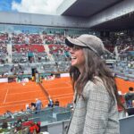 Clara Alvarado Instagram – Primera vez viendo un partido de tenis en directo 🎾🤗
 Gracias @mutuamadridopen y @jamonjoselito ;) 

Ha sido muy emocionante y he disfrutado muchísimo! Al final me voy a aficionar y todo. Tiempo al tiempo que ya he empezado con las clases 😉!!