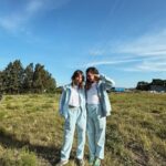 Clara Alvarado Instagram - Así empezó el primer día de rodaje de #AGUANEGRA en Uruguay: en un fuc***g avión! ✈️🎬 Está siendo un sueño formar parte de esta historia y más aún, rodeada de un equipo y un elenco REEEGIO! 🙏🏼🤍