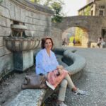 Clara Alvarado Instagram – “Hoy puedo ver crecer la hierba y entender cómo la flor necesita ese rayo de Sol”… Feliz cumpleaños mami 🌺

Eres todo lo que simboliza la primavera, eres luz, eres todas las flores. Sinceramente creo que no podrías haber nacido en otra estación, ni en otro mes tan bonito como este, tanto es así que hasta tu nombre te define: Rosa 🌹🌿🌼🌷🌞 

No podremos celebrarlo en persona pero en cuanto nos veamos, hay que hacer la súper tarta de galleta, chocolate y coco rallado de tooooda la vida porfi 😋

PD. He abierto el álbum de fotos antiguas, las analógicas, las que se revelaban, las de verdad. Las fotos en papel. Me encantan. 

feliz domingo 28 de Abril.