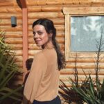 Clara Alvarado Instagram - En las últimas 72 horas han pasado un montón de cosas y aunque estoy cansada no es ninguna queja porque me siento tremendamente afortunada, agradecida y feliz. He grabado un cortometraje con un equipo maravilloso en Madrid. Al terminar la última secuencia, fui directa al aeropuerto para iniciar nuevo viaje y embarcarme en otro proyecto que me tiene muy muy muy ilusionada! En las dos últimas desvelo destino y algo que he visto muy gracioso nada más llegar (es mi llavero, como dato) ✈️🎬🫂🎥😊🙏🏼🥹✌🏼 Y dejo por aquí una cita que escuché el otro día en radio nacional yendo al rodaje y resume bastante bien por qué a veces no paro y cuando todo se junta, aunque me agobie un poco o me canse, jamás pierdo la sonrisa. “Quizá la felicidad no sea tanto hacer lo que uno quiere, sino amar lo que uno hace” feliz finde familia 🤍 os voy contando más en los próximos días :)