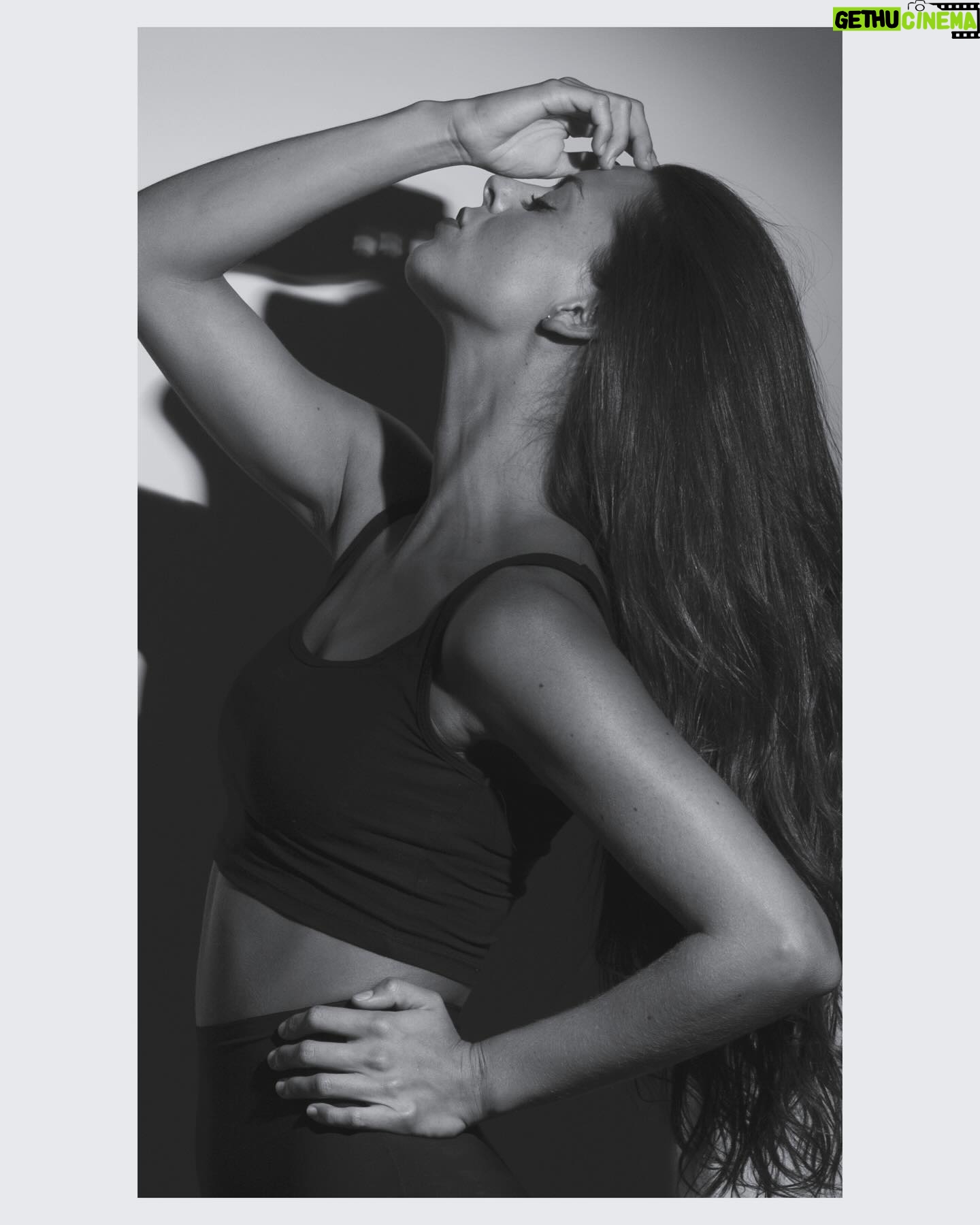Clara Alvarado Instagram - Jamás pensé que iba a volver a tener el pelo tan largo y sano! Casi casi como hace 8 años, podéis verlo en la última foto, lo conseguiré? Se admiten apuestas. Siempre terminaba cortándomelo porque no tenía paciencia, se me caía o se rompía… Conocí los productos de @bioscalin_espana el año pasado, hice el tratamiento con el activador capilar comprimidos durante 3 meses y ya veis el pelazo (como muchos y muchas me decís) ✨😉🙏🏼 Con la llegada de la Primavera, el estrés y agotamiento, el pelito se vuelve a resentir y quiero seguir cuidándolo. Es un tratamiento tanto para hombres como para mujeres. Los productos de @bioscalin_espana son lo mejor que hay en el mercado cosmético de cuidado capilar con activos de origen vegetal 🌿 os lo recomiendo 100%, yo estoy súper contenta la verdad. #ELPODERDEBIOSCALIN #Ad En este link de @harpersbazaares tenéis toda la info para lucir pelazo: https://www.harpersbazaar.com/es/belleza/pelo-belleza/g60438218/tratamiento-anticaida-bioscalin-pelo-cabello/ 🤍