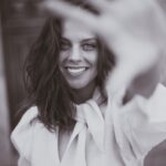 Clara Alvarado Instagram – let’s move, welcome marzo 🌾🪻

curioso elemento el tiempo, a veces pasa tan rápido y otras… en fin, es curioso. Echo la vista atrás y ha pasado mucho, otras veces, ha pasado poco. Me hago preguntas y todas me terminan llevando al momento presente, porque quizá sea ese el tiempo que importe, la conciencia del ahora, la riqueza de saber que aún tenemos tiempo, sin prisas, sin pausas, sin pasar las cosas por encima. Abre los ojos. Respira. Ahora. 

🎶 tremendo tema hablando justamente de esto ha sacado @delgado_musica 

📸 @cebarral 
🧥 @marinagundz