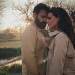 Clara Alvarado Instagram - En las últimas 72 horas han pasado un montón de cosas y aunque estoy cansada no es ninguna queja porque me siento tremendamente afortunada, agradecida y feliz. He grabado un cortometraje con un equipo maravilloso en Madrid. Al terminar la última secuencia, fui directa al aeropuerto para iniciar nuevo viaje y embarcarme en otro proyecto que me tiene muy muy muy ilusionada! En las dos últimas desvelo destino y algo que he visto muy gracioso nada más llegar (es mi llavero, como dato) ✈️🎬🫂🎥😊🙏🏼🥹✌🏼 Y dejo por aquí una cita que escuché el otro día en radio nacional yendo al rodaje y resume bastante bien por qué a veces no paro y cuando todo se junta, aunque me agobie un poco o me canse, jamás pierdo la sonrisa. “Quizá la felicidad no sea tanto hacer lo que uno quiere, sino amar lo que uno hace” feliz finde familia 🤍 os voy contando más en los próximos días :)