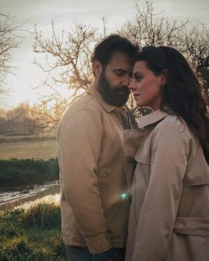 Clara Alvarado Instagram - En las últimas 72 horas han pasado un montón de cosas y aunque estoy cansada no es ninguna queja porque me siento tremendamente afortunada, agradecida y feliz. He grabado un cortometraje con un equipo maravilloso en Madrid. Al terminar la última secuencia, fui directa al aeropuerto para iniciar nuevo viaje y embarcarme en otro proyecto que me tiene muy muy muy ilusionada! 
En las dos últimas desvelo destino y algo que he visto muy gracioso nada más llegar (es mi llavero, como dato) ✈️🎬🫂🎥😊🙏🏼🥹✌🏼

Y dejo por aquí una cita que escuché el otro día en radio nacional yendo al rodaje y resume bastante bien por qué a veces no paro y cuando todo se junta, aunque me agobie un poco o me canse, jamás pierdo la sonrisa. “Quizá la felicidad no sea tanto hacer lo que uno quiere, sino amar lo que uno hace”

feliz finde familia 🤍 os voy contando más en los próximos días :)
