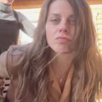 Clara Alvarado Instagram - En las últimas 72 horas han pasado un montón de cosas y aunque estoy cansada no es ninguna queja porque me siento tremendamente afortunada, agradecida y feliz. He grabado un cortometraje con un equipo maravilloso en Madrid. Al terminar la última secuencia, fui directa al aeropuerto para iniciar nuevo viaje y embarcarme en otro proyecto que me tiene muy muy muy ilusionada! En las dos últimas desvelo destino y algo que he visto muy gracioso nada más llegar (es mi llavero, como dato) ✈️🎬🫂🎥😊🙏🏼🥹✌🏼 Y dejo por aquí una cita que escuché el otro día en radio nacional yendo al rodaje y resume bastante bien por qué a veces no paro y cuando todo se junta, aunque me agobie un poco o me canse, jamás pierdo la sonrisa. “Quizá la felicidad no sea tanto hacer lo que uno quiere, sino amar lo que uno hace” feliz finde familia 🤍 os voy contando más en los próximos días :)