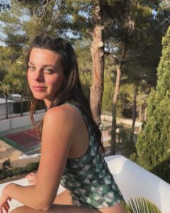 Clara Alvarado Instagram - Mentalmente sigo aquí porque no hay quien entienda este Enero en Primavera 🌿🌞 Puede que me arrepienta pero… calorcito, ven ya. No sé si ha sido mercurio retrógrado, si es esta semana rara o que anímicamente necesito un poco de buen tiempo. Soy la única?