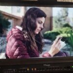 Clara Alvarado Instagram - En las últimas 72 horas han pasado un montón de cosas y aunque estoy cansada no es ninguna queja porque me siento tremendamente afortunada, agradecida y feliz. He grabado un cortometraje con un equipo maravilloso en Madrid. Al terminar la última secuencia, fui directa al aeropuerto para iniciar nuevo viaje y embarcarme en otro proyecto que me tiene muy muy muy ilusionada! En las dos últimas desvelo destino y algo que he visto muy gracioso nada más llegar (es mi llavero, como dato) ✈️🎬🫂🎥😊🙏🏼🥹✌🏼 Y dejo por aquí una cita que escuché el otro día en radio nacional yendo al rodaje y resume bastante bien por qué a veces no paro y cuando todo se junta, aunque me agobie un poco o me canse, jamás pierdo la sonrisa. “Quizá la felicidad no sea tanto hacer lo que uno quiere, sino amar lo que uno hace” feliz finde familia 🤍 os voy contando más en los próximos días :)