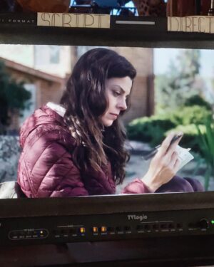Clara Alvarado Instagram - En las últimas 72 horas han pasado un montón de cosas y aunque estoy cansada no es ninguna queja porque me siento tremendamente afortunada, agradecida y feliz. He grabado un cortometraje con un equipo maravilloso en Madrid. Al terminar la última secuencia, fui directa al aeropuerto para iniciar nuevo viaje y embarcarme en otro proyecto que me tiene muy muy muy ilusionada! 
En las dos últimas desvelo destino y algo que he visto muy gracioso nada más llegar (es mi llavero, como dato) ✈️🎬🫂🎥😊🙏🏼🥹✌🏼

Y dejo por aquí una cita que escuché el otro día en radio nacional yendo al rodaje y resume bastante bien por qué a veces no paro y cuando todo se junta, aunque me agobie un poco o me canse, jamás pierdo la sonrisa. “Quizá la felicidad no sea tanto hacer lo que uno quiere, sino amar lo que uno hace”

feliz finde familia 🤍 os voy contando más en los próximos días :)