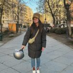Clara Alvarado Instagram - Semana de más de 1000 horassss 🫠🚀✌🏼 Hubo tiempo para ensayar, para ir al fisio (me hice esguince de grado I), visitar a Carmen y Lola, grabar una peli, conocer gente muy guay, coger tanto frío y terminar con una buena gripe y bien de fiebre (de ahí que haya estado un par de días ausente), tiempo para estudiar, comer rico (ya sea bocadillos de gasolinera, catering o en casita) y que nunca falte un poquito de naturaleza 💚
