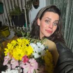 Clara Alvarado Instagram - En las últimas 72 horas han pasado un montón de cosas y aunque estoy cansada no es ninguna queja porque me siento tremendamente afortunada, agradecida y feliz. He grabado un cortometraje con un equipo maravilloso en Madrid. Al terminar la última secuencia, fui directa al aeropuerto para iniciar nuevo viaje y embarcarme en otro proyecto que me tiene muy muy muy ilusionada! En las dos últimas desvelo destino y algo que he visto muy gracioso nada más llegar (es mi llavero, como dato) ✈️🎬🫂🎥😊🙏🏼🥹✌🏼 Y dejo por aquí una cita que escuché el otro día en radio nacional yendo al rodaje y resume bastante bien por qué a veces no paro y cuando todo se junta, aunque me agobie un poco o me canse, jamás pierdo la sonrisa. “Quizá la felicidad no sea tanto hacer lo que uno quiere, sino amar lo que uno hace” feliz finde familia 🤍 os voy contando más en los próximos días :)