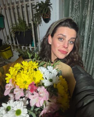 Clara Alvarado Instagram - En las últimas 72 horas han pasado un montón de cosas y aunque estoy cansada no es ninguna queja porque me siento tremendamente afortunada, agradecida y feliz. He grabado un cortometraje con un equipo maravilloso en Madrid. Al terminar la última secuencia, fui directa al aeropuerto para iniciar nuevo viaje y embarcarme en otro proyecto que me tiene muy muy muy ilusionada! 
En las dos últimas desvelo destino y algo que he visto muy gracioso nada más llegar (es mi llavero, como dato) ✈️🎬🫂🎥😊🙏🏼🥹✌🏼

Y dejo por aquí una cita que escuché el otro día en radio nacional yendo al rodaje y resume bastante bien por qué a veces no paro y cuando todo se junta, aunque me agobie un poco o me canse, jamás pierdo la sonrisa. “Quizá la felicidad no sea tanto hacer lo que uno quiere, sino amar lo que uno hace”

feliz finde familia 🤍 os voy contando más en los próximos días :)