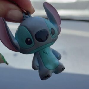 Clara Alvarado Instagram - En las últimas 72 horas han pasado un montón de cosas y aunque estoy cansada no es ninguna queja porque me siento tremendamente afortunada, agradecida y feliz. He grabado un cortometraje con un equipo maravilloso en Madrid. Al terminar la última secuencia, fui directa al aeropuerto para iniciar nuevo viaje y embarcarme en otro proyecto que me tiene muy muy muy ilusionada! 
En las dos últimas desvelo destino y algo que he visto muy gracioso nada más llegar (es mi llavero, como dato) ✈️🎬🫂🎥😊🙏🏼🥹✌🏼

Y dejo por aquí una cita que escuché el otro día en radio nacional yendo al rodaje y resume bastante bien por qué a veces no paro y cuando todo se junta, aunque me agobie un poco o me canse, jamás pierdo la sonrisa. “Quizá la felicidad no sea tanto hacer lo que uno quiere, sino amar lo que uno hace”

feliz finde familia 🤍 os voy contando más en los próximos días :)
