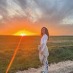Clara Alvarado Instagram – Semana de más de 1000 horassss 🫠🚀✌🏼
Hubo tiempo para ensayar, para ir al fisio (me hice esguince de grado I), visitar a Carmen y Lola, grabar una peli, conocer gente muy guay, coger tanto frío y terminar con una buena gripe y bien de fiebre (de ahí que haya estado un par de días ausente), tiempo para estudiar, comer rico (ya sea bocadillos de gasolinera, catering o en casita) y que nunca falte un poquito de naturaleza 💚