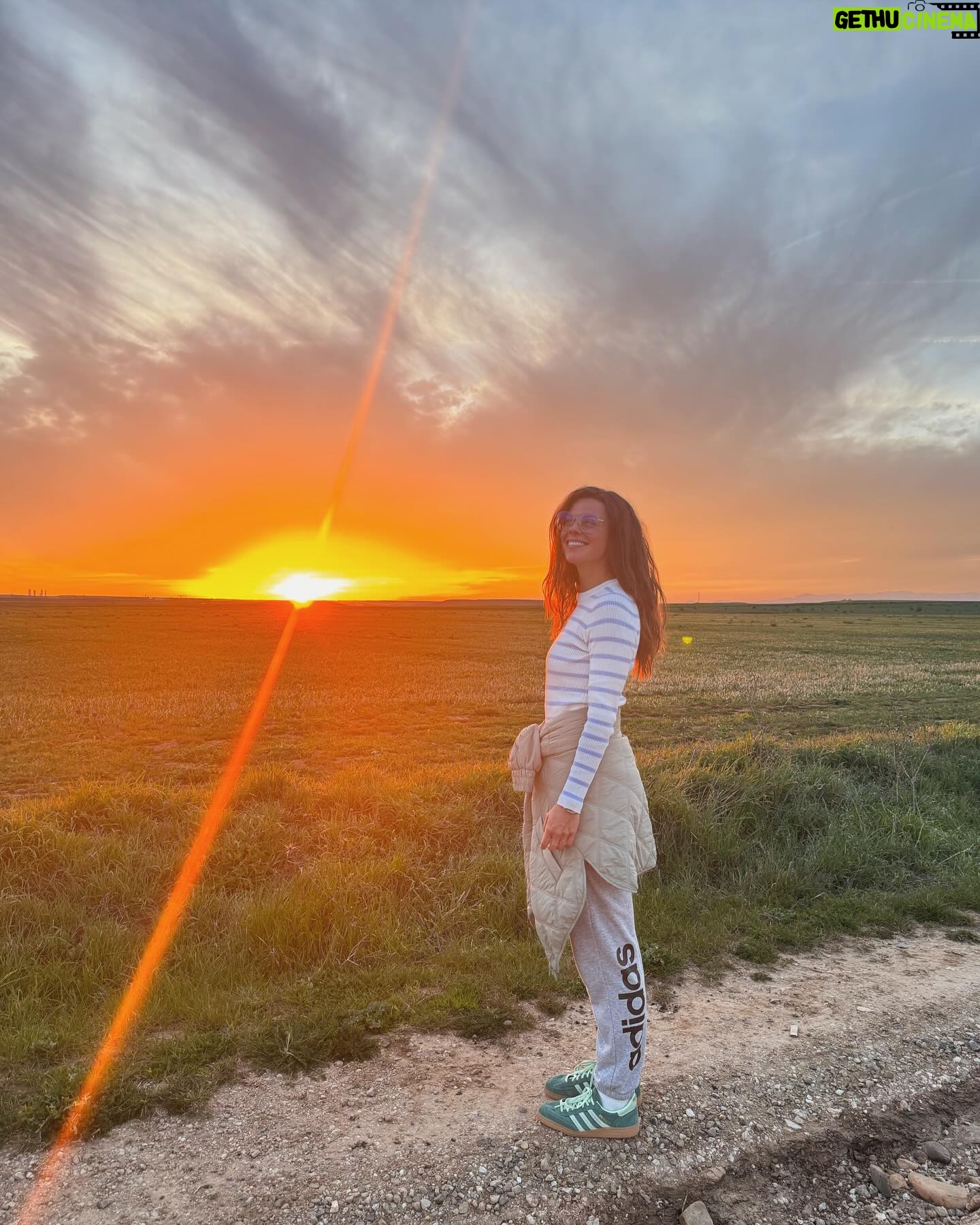 Clara Alvarado Instagram - Semana de más de 1000 horassss 🫠🚀✌🏼 Hubo tiempo para ensayar, para ir al fisio (me hice esguince de grado I), visitar a Carmen y Lola, grabar una peli, conocer gente muy guay, coger tanto frío y terminar con una buena gripe y bien de fiebre (de ahí que haya estado un par de días ausente), tiempo para estudiar, comer rico (ya sea bocadillos de gasolinera, catering o en casita) y que nunca falte un poquito de naturaleza 💚