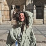 Clara Alvarado Instagram - lo que el viento se llevó y el principio de algo 🌬️✨ Creo que queda bastante claro cuál es mi color favorito no? pues eso, el de la esperanza <3 #escapadaexpres #desconectarparaconectar #toletumventum