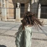 Clara Alvarado Instagram - lo que el viento se llevó y el principio de algo 🌬️✨ Creo que queda bastante claro cuál es mi color favorito no? pues eso, el de la esperanza <3 #escapadaexpres #desconectarparaconectar #toletumventum