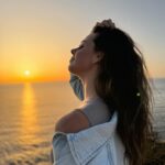 Clara Alvarado Instagram – Si hubiese organizado este día jamás me hubiera salido así 🤍🌞 para el recuerdo 4eveeer <3

Será que mejores momentos siempre nacen de la improvisación y no planificación? 

#magicday #magicmoments #DPMT #deput*madretia #ibiza #sunset #inspo #paz