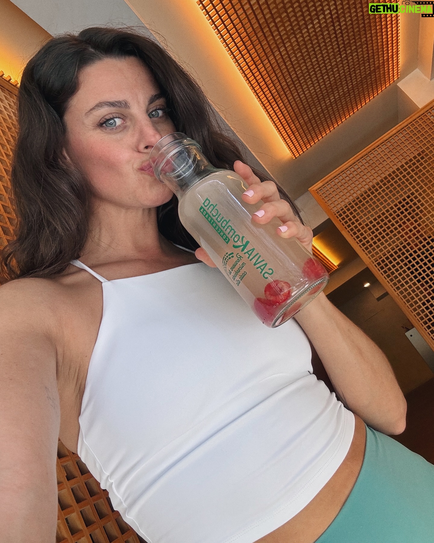 Clara Alvarado Instagram - Con mi botellita de Kombucha @labtongil Aktidrenal a tooodas partes! Ayuda a renovar la microbiota cada día, aporta vitalidad y lo mejor es que se nota. Qué bien sienta cuidarse un poquito de verdad ☺️🌱 me gusta prepararla con todo tipo de frutas 🍓🍋🍋🟩🍇🫐 y está buenísima, poca broma. La podéis conseguir en farmacia, herbolarios y en tiendas especializadas. #ad