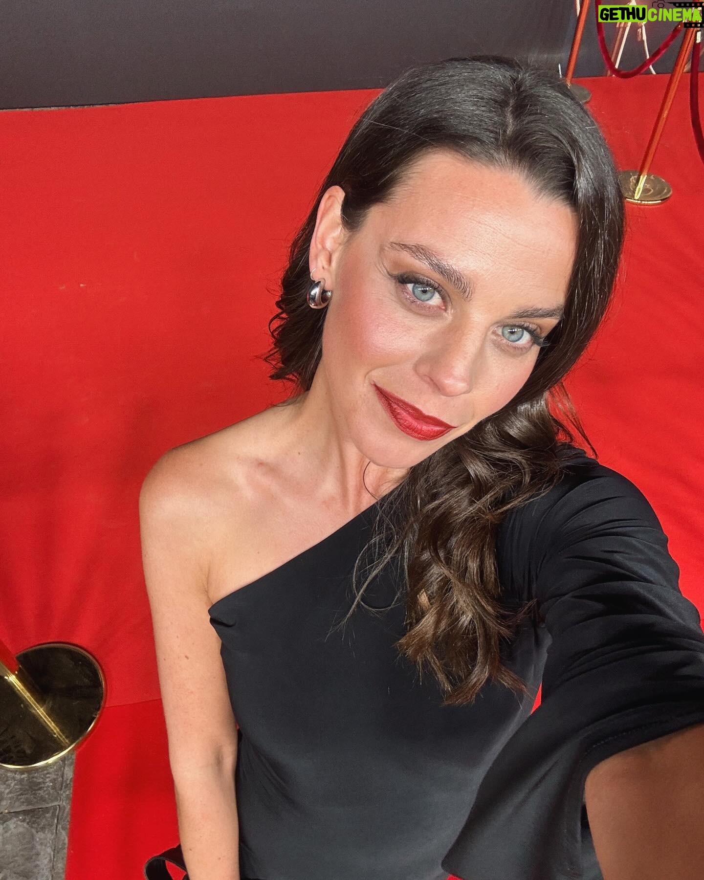 Clara Alvarado - 4.6K Likes - un poquito de lo que fue la gala de los premios @aevea_eventos ✨ recién llegada de Uruguay y aún con jet lag pero con toda la energía e ilusión por compartir escenario junto a @mariliamusica una de las canciones que marcó toda una generación, vaya sueño y qué placer! 🤍🪽
Enhorabuena a todos los premiados y nominados, nos vemos en la próxima!! Lo pasamos súper bien :)
💄 @urrsula.gala