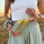 Clara Alvarado Instagram – Con mi botellita de Kombucha @labtongil Aktidrenal a tooodas partes! 

Ayuda a renovar la microbiota cada día, aporta vitalidad y lo mejor es que se nota. Qué bien sienta cuidarse un poquito de verdad ☺️🌱 

me gusta prepararla con todo tipo de frutas 🍓🍋🍋‍🟩🍇🫐 y está buenísima, poca broma. La podéis conseguir en farmacia, herbolarios y en tiendas especializadas. 
#ad