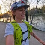 Clara Henry Instagram – Sprang årets första lopp igår! En backyard, @run_raisers Winter Bay Backyard Ultra. En backyard är alltså att man springer en särskild bana på 6,7 kilometer (fast gårdagens lopp var 6,81 men hur som helst) en gång varje timme tills man inte vill/kan/orkar mer. Målet var 12 timmar, ~82 km. Mitt första ultrapass på väldigt länge. Var nervös, både på grund av det, men också för att jag tillbringade dagen innan i soffläge med ett oförklarligt illamående och hade noll lust att springa en hel dag med kräkmage.
Men kräkmage slapps! Magkramper infann sig visserligen och var stundtals en (bokstavlig tyvärr) pain in the ass (tmi, förlåt) och vissa varv (4-5 och 8-9, dumma dumma varv) var så jävla plågsamma (varmt!! Segt! Hög puls! Stela baklår! Olycksbådande magkurr!) men sen är ju ultra en så sjuk sport för däremellan mår man ju bra? Livet är bäst? Man trycker i sig två koffeintabletter och en näve chips och kan plötsligt springa i en jävla evighet?
En evighet blev det inte. Men 13 timmar. Och fan vad nöjd jag är med det. Man är ju så ambivalent innan, det går så rasande fort mellan att tänka “shit tänk om jag inte klarar mer än typ 5 varv” och “men tänk om jag klarar MER ÄN TOLV DÅ”. Och den där tanken om att om kroppen känns bra, då kör jag fan ett bonusvarv, den var ständigt närvarande och slog lite extra rot när varv 10-11 kändes som mina starkaste, gladaste timmar. Så då blev det så. 88,5 kilometer, en medalj och en blåsa på vänster stortå till samlingen.
Tack för fint lopp! Tack Johnny, Ida, Jonathan mfl för sällskap och moralstärkande löpsteg! Tack Ellen, Fille och Fakiren för support! Tack vädret för att vi slapp regn! Tack knäna för att ni höll! Tack koffeintabletter för att ni finns!