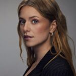 Clara Henry Instagram – Fotade med @photographer_magnus_ragnvid och insåg att jag har tre potentiella nya karriärer i och med att den här bilden ser ut som valfri av följande:
A). Författarporträttet på sista sidan av en deckare
B). Pressbild för kommande säsong av dramatisk advokatserie på viaplay
C). Psychic medium Yolanta Fjäril Andersson spår din framtid i änglakort och förmedlar kontakt med din döda dvärgkanin