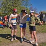 Clara Henry Instagram – Sprang årets första lopp igår! En backyard, @run_raisers Winter Bay Backyard Ultra. En backyard är alltså att man springer en särskild bana på 6,7 kilometer (fast gårdagens lopp var 6,81 men hur som helst) en gång varje timme tills man inte vill/kan/orkar mer. Målet var 12 timmar, ~82 km. Mitt första ultrapass på väldigt länge. Var nervös, både på grund av det, men också för att jag tillbringade dagen innan i soffläge med ett oförklarligt illamående och hade noll lust att springa en hel dag med kräkmage.
Men kräkmage slapps! Magkramper infann sig visserligen och var stundtals en (bokstavlig tyvärr) pain in the ass (tmi, förlåt) och vissa varv (4-5 och 8-9, dumma dumma varv) var så jävla plågsamma (varmt!! Segt! Hög puls! Stela baklår! Olycksbådande magkurr!) men sen är ju ultra en så sjuk sport för däremellan mår man ju bra? Livet är bäst? Man trycker i sig två koffeintabletter och en näve chips och kan plötsligt springa i en jävla evighet?
En evighet blev det inte. Men 13 timmar. Och fan vad nöjd jag är med det. Man är ju så ambivalent innan, det går så rasande fort mellan att tänka “shit tänk om jag inte klarar mer än typ 5 varv” och “men tänk om jag klarar MER ÄN TOLV DÅ”. Och den där tanken om att om kroppen känns bra, då kör jag fan ett bonusvarv, den var ständigt närvarande och slog lite extra rot när varv 10-11 kändes som mina starkaste, gladaste timmar. Så då blev det så. 88,5 kilometer, en medalj och en blåsa på vänster stortå till samlingen.
Tack för fint lopp! Tack Johnny, Ida, Jonathan mfl för sällskap och moralstärkande löpsteg! Tack Ellen, Fille och Fakiren för support! Tack vädret för att vi slapp regn! Tack knäna för att ni höll! Tack koffeintabletter för att ni finns!