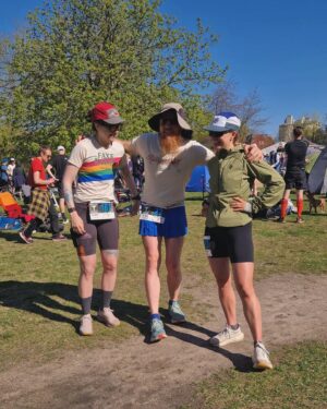 Clara Henry Instagram - Sprang årets första lopp igår! En backyard, @run_raisers Winter Bay Backyard Ultra. En backyard är alltså att man springer en särskild bana på 6,7 kilometer (fast gårdagens lopp var 6,81 men hur som helst) en gång varje timme tills man inte vill/kan/orkar mer. Målet var 12 timmar, ~82 km. Mitt första ultrapass på väldigt länge. Var nervös, både på grund av det, men också för att jag tillbringade dagen innan i soffläge med ett oförklarligt illamående och hade noll lust att springa en hel dag med kräkmage.

Men kräkmage slapps! Magkramper infann sig visserligen och var stundtals en (bokstavlig tyvärr) pain in the ass (tmi, förlåt) och vissa varv (4-5 och 8-9, dumma dumma varv) var så jävla plågsamma (varmt!! Segt! Hög puls! Stela baklår! Olycksbådande magkurr!) men sen är ju ultra en så sjuk sport för däremellan mår man ju bra? Livet är bäst? Man trycker i sig två koffeintabletter och en näve chips och kan plötsligt springa i en jävla evighet?

En evighet blev det inte. Men 13 timmar. Och fan vad nöjd jag är med det. Man är ju så ambivalent innan, det går så rasande fort mellan att tänka "shit tänk om jag inte klarar mer än typ 5 varv" och "men tänk om jag klarar MER ÄN TOLV DÅ". Och den där tanken om att om kroppen känns bra, då kör jag fan ett bonusvarv, den var ständigt närvarande och slog lite extra rot när varv 10-11 kändes som mina starkaste, gladaste timmar. Så då blev det så. 88,5 kilometer, en medalj och en blåsa på vänster stortå till samlingen.

Tack för fint lopp! Tack Johnny, Ida, Jonathan mfl för sällskap och moralstärkande löpsteg! Tack Ellen, Fille och Fakiren för support! Tack vädret för att vi slapp regn! Tack knäna för att ni höll! Tack koffeintabletter för att ni finns!