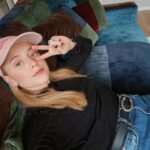 Clara Henry Instagram – I stolt annonssamarbete med @sweef_furniture vill jag visa er: MIN NYA SOFFA! <333 Sjuk grej: gamla soffan pajade ju vid inflytt och jag och sambon är två velpannor som absolut inte kunde bestämma oss för vilken ny soffa vi ville köpa. Så vi gjorde det absolut mest magkatarrsframkallande man förmodligen kan göra mitt i en flytt: vi beställde en soffa som vi inte visste hur den skulle se ut. På riktigt alltså. Eller, vi valde modell såklart (Valen! Så att vi visste att den skulle få plats osv), men sen har Sweef ett färgalternativ som är att man kan beställa soffa sydd från spilltyger - dvs tygbitar som blir över i produktionen av andra soffor, som då kan lappas ihop till att bli en egen, helt unik soffa. Ett lite, lite mer hållbart val om man nu ändå ska köpa nytt. Så vi tänkte, okejdå, knock us out. Vilket vi blev. Helt jävla utknockade. Vi har fått den finaste snyggaste coolaste soffan??? Alltså va??? Finner knappt ord? Är så kär i denna möbel!! Tack @sweef_furniture!!!
