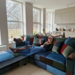 Clara Henry Instagram – I stolt annonssamarbete med @sweef_furniture vill jag visa er: MIN NYA SOFFA! <333 Sjuk grej: gamla soffan pajade ju vid inflytt och jag och sambon är två velpannor som absolut inte kunde bestämma oss för vilken ny soffa vi ville köpa. Så vi gjorde det absolut mest magkatarrsframkallande man förmodligen kan göra mitt i en flytt: vi beställde en soffa som vi inte visste hur den skulle se ut. På riktigt alltså. Eller, vi valde modell såklart (Valen! Så att vi visste att den skulle få plats osv), men sen har Sweef ett färgalternativ som är att man kan beställa soffa sydd från spilltyger - dvs tygbitar som blir över i produktionen av andra soffor, som då kan lappas ihop till att bli en egen, helt unik soffa. Ett lite, lite mer hållbart val om man nu ändå ska köpa nytt. Så vi tänkte, okejdå, knock us out. Vilket vi blev. Helt jävla utknockade. Vi har fått den finaste snyggaste coolaste soffan??? Alltså va??? Finner knappt ord? Är så kär i denna möbel!! Tack @sweef_furniture!!!